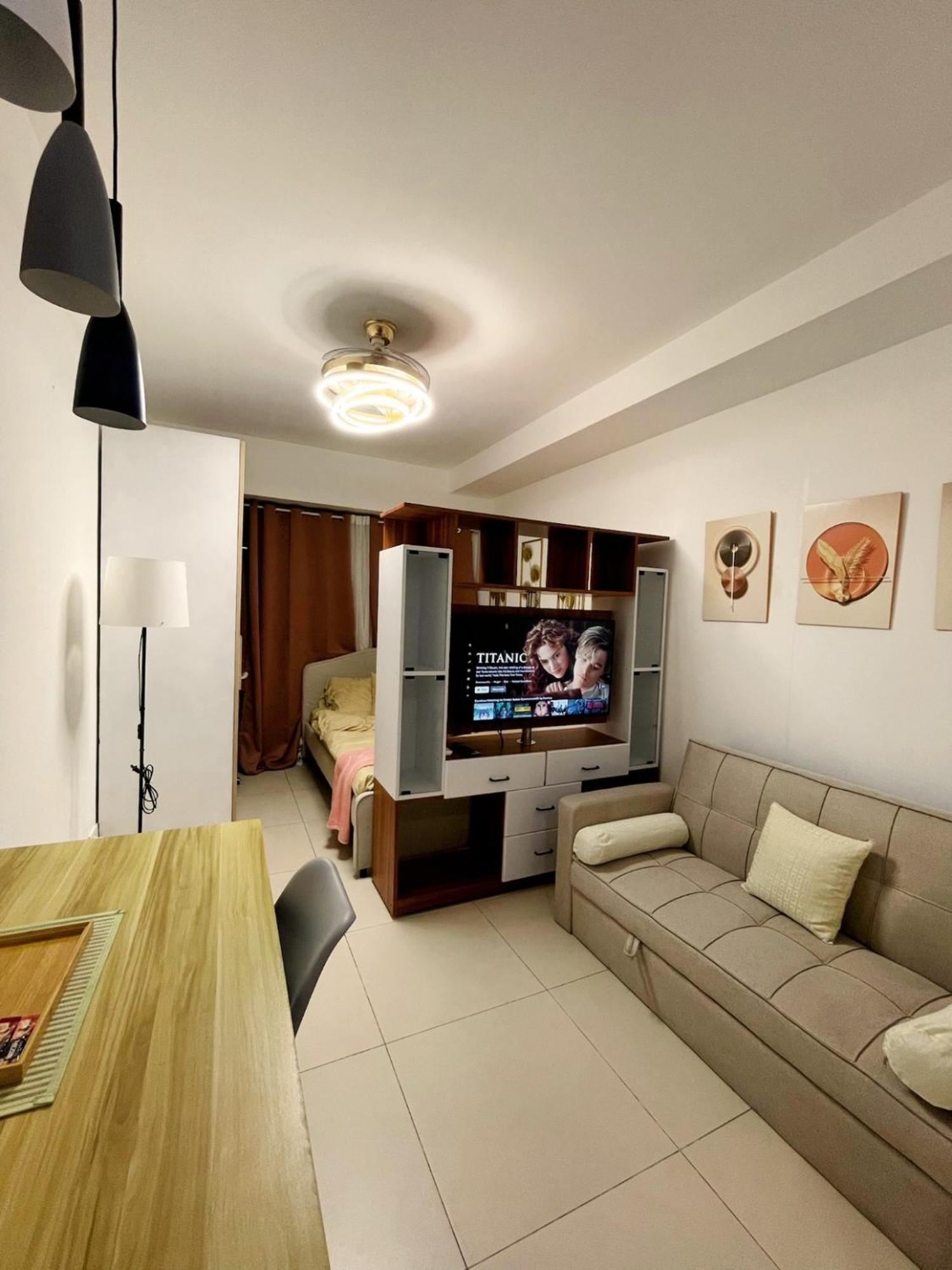 Acellyne'S Suites At The Residences At Commonwealth By Century Bandar Quezon Bilik gambar