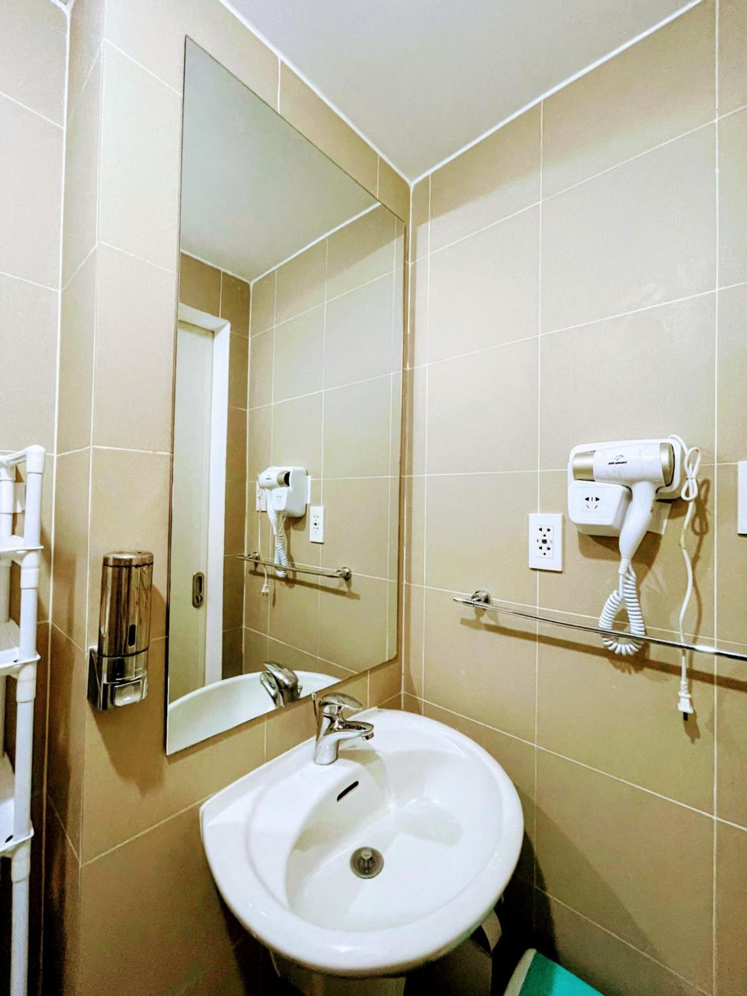 Acellyne'S Suites At The Residences At Commonwealth By Century Bandar Quezon Bilik gambar